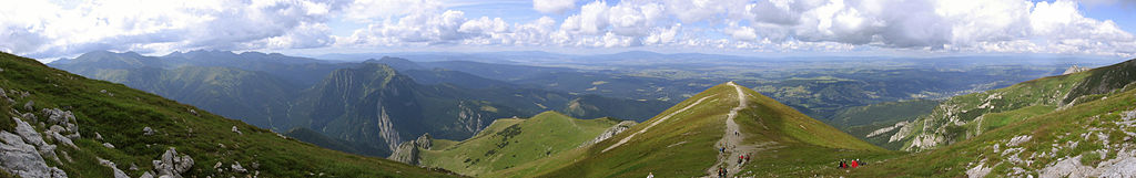 Panorama z Ciemniaka, pośrodku nasz szlak