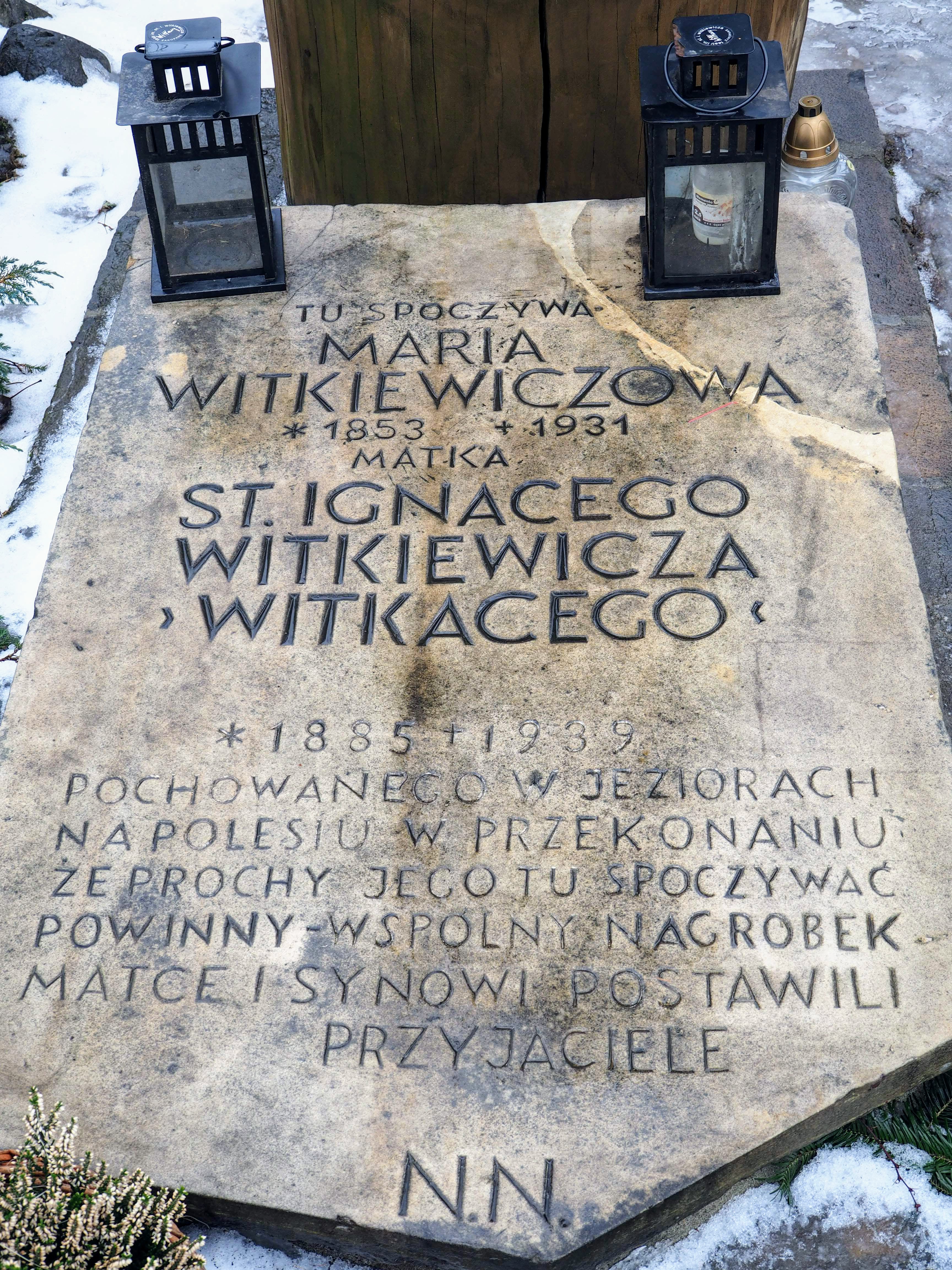 Poruszająca inskrypcja na grobie Matki Witkacego.